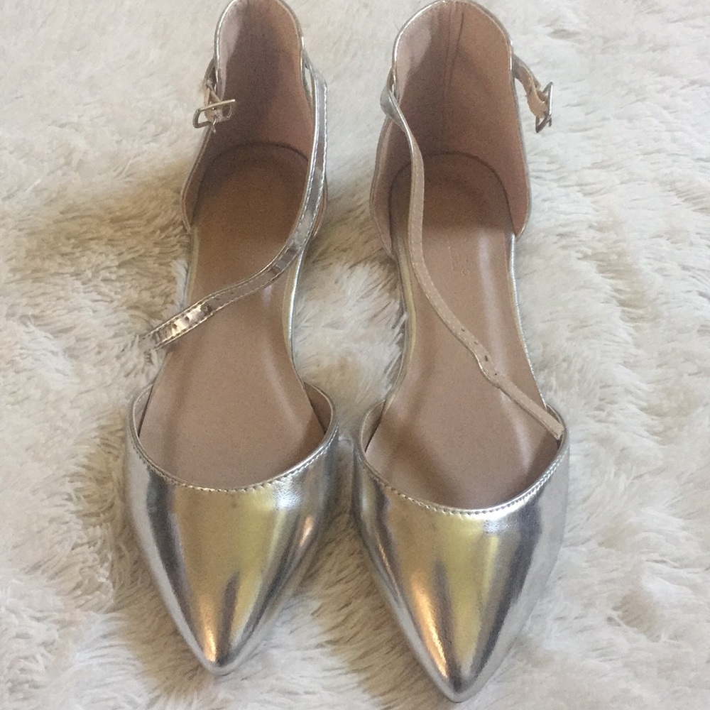 Size 7 pointed toe silver flat. NWOT